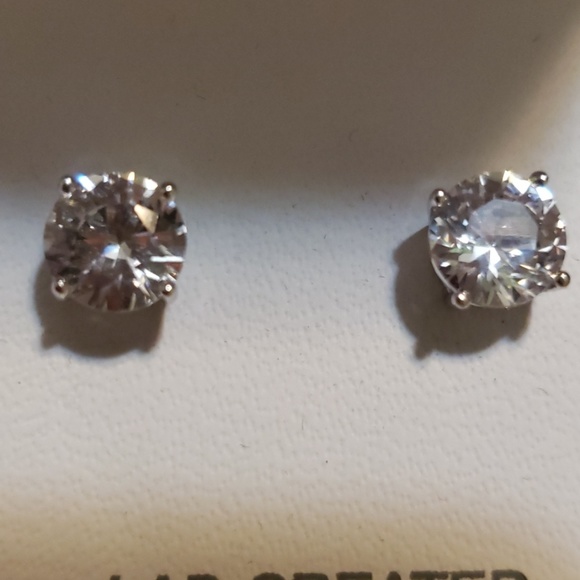 Diamond studs - Picture 2 of 3